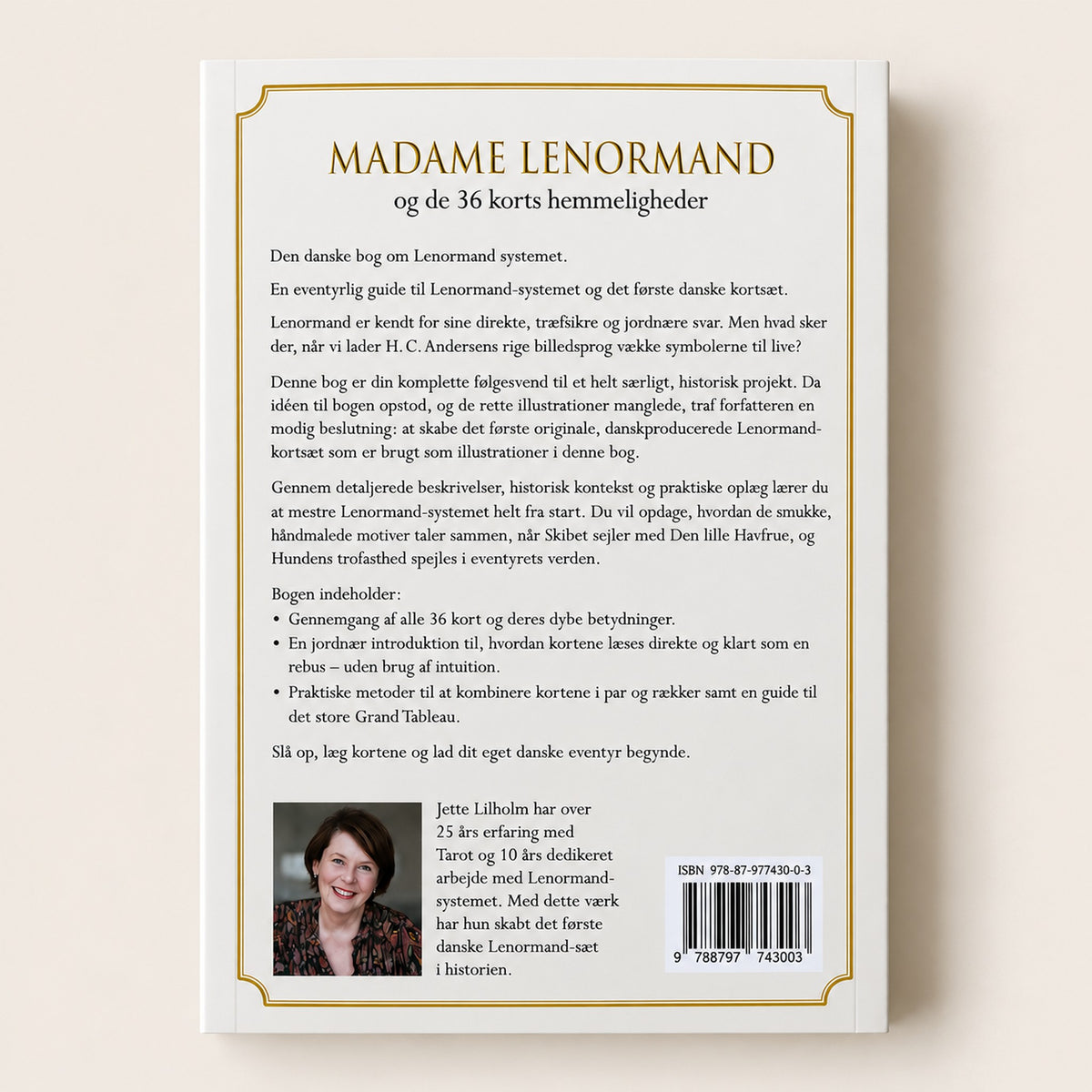 Bagsiden af Madame Lenormand og de 36 korts hemmeligheder af Jette Lilholm, dansk bog om Lenormand og de 36 kort